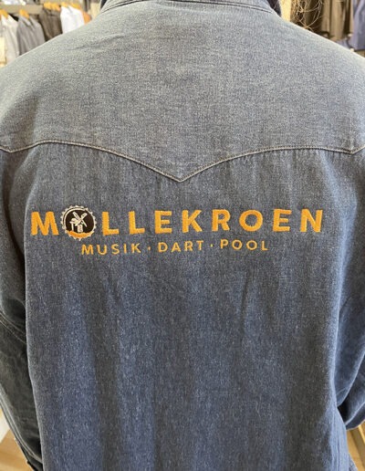 Logo broderet på skjorte